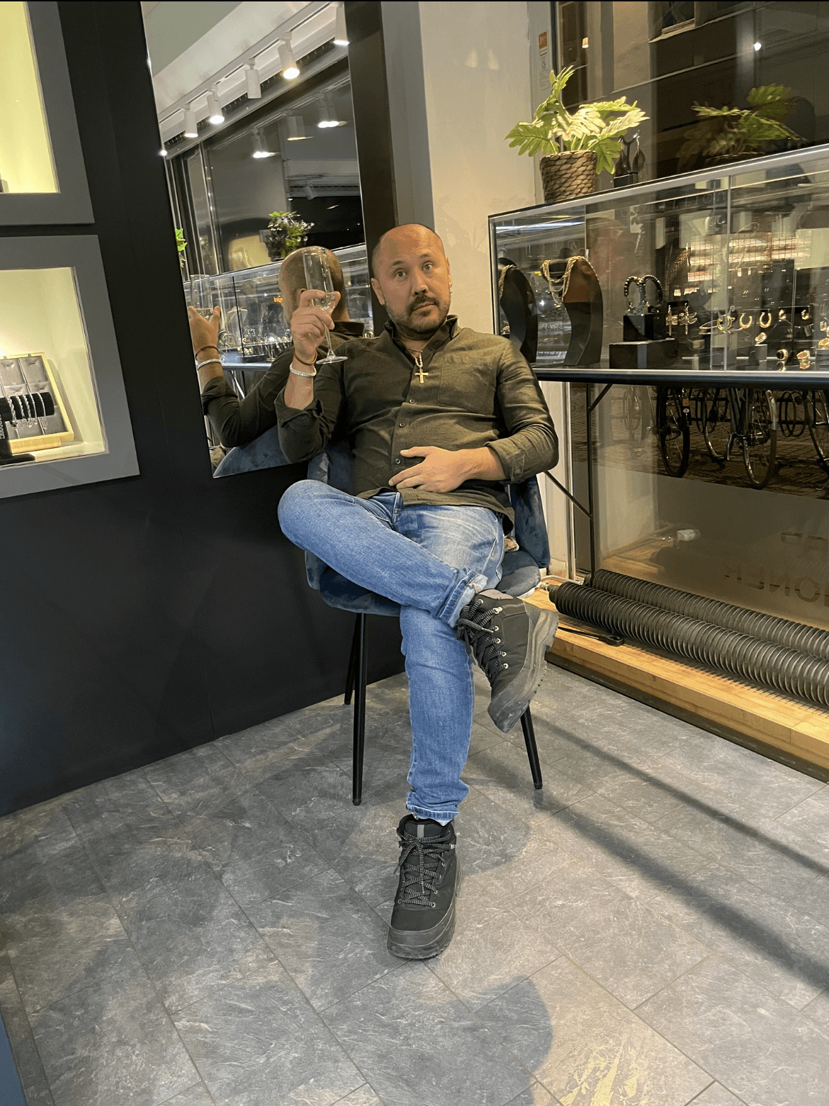 Jito Fierro firar öppningen av Tayrona Smyckens butik på Gustav Adolfs torg i Malmö.
